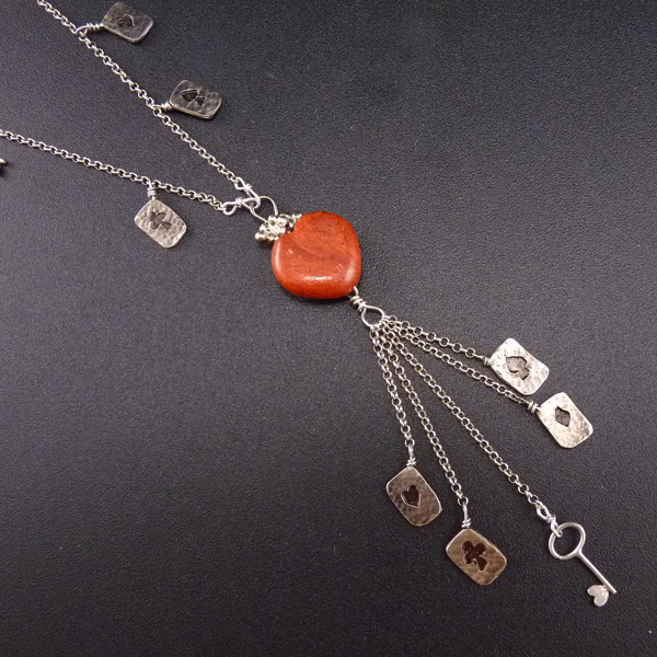Osobní amulet Srdcové královny..
