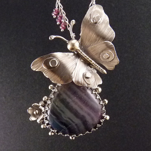 Duhový motýlí amulet