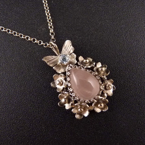 Modrásek v pomněnkách..amulet