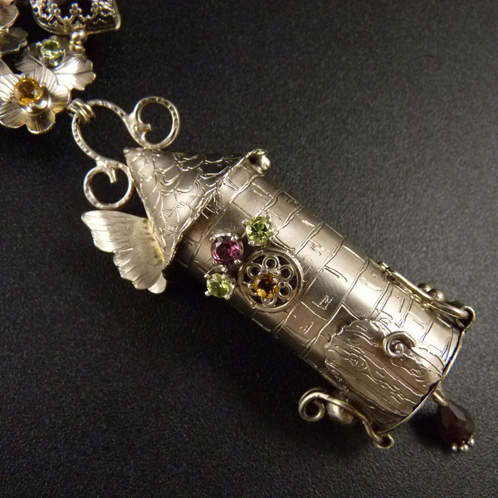 Pod jahodníkem..výjimečný amulet
