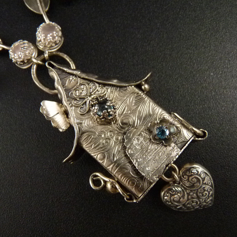 Zvoníčkový domeček..výjimečný amulet