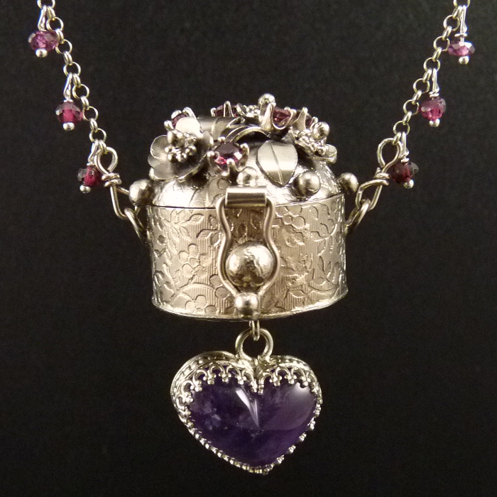 Rozkvetlá vílí krabička..amulet
