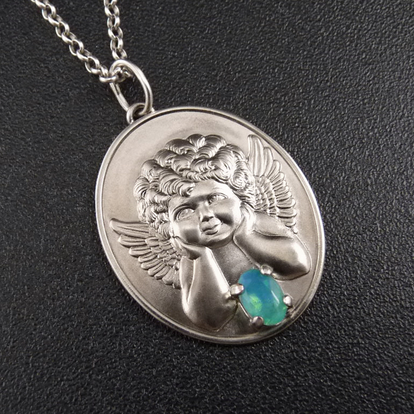 Opálový Andělíček ze staré Francie..medailonek