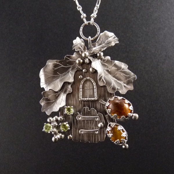 Velký dubový dům..amulet