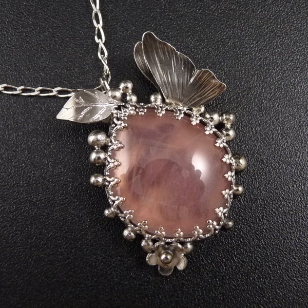 Malé motýlí tajemství VI..amulet