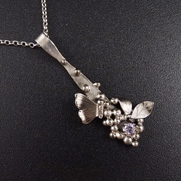 Z lásky k motýlům..amulet