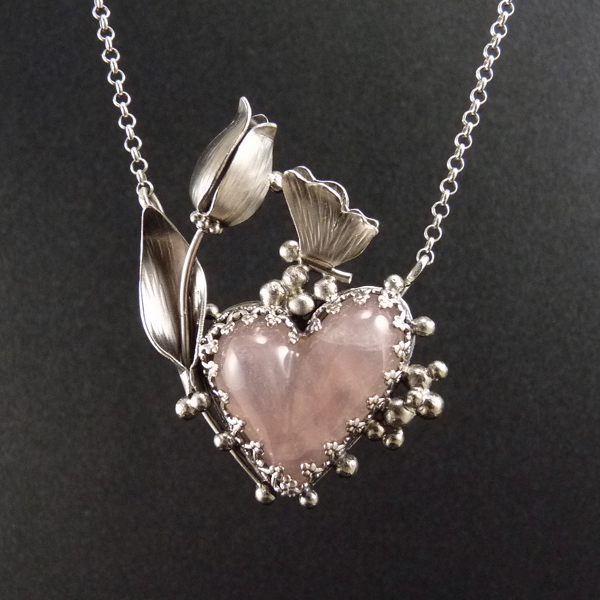 Zbožňuji tulipány, Motýl..amulet