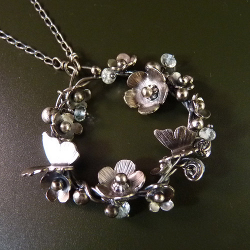 Nebesky pomněnkový věneček..