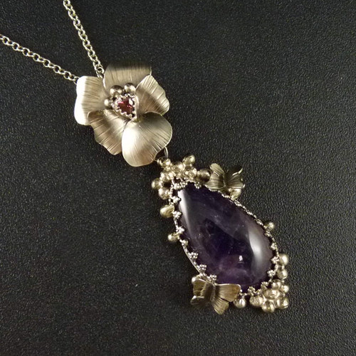 Čarovná maceška..amulet