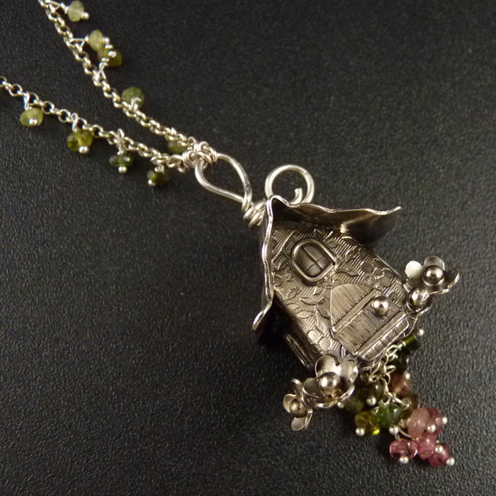Tady bydlím já, Skřítek..amulet