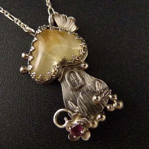 Bydlím si v hříbku..amulet
