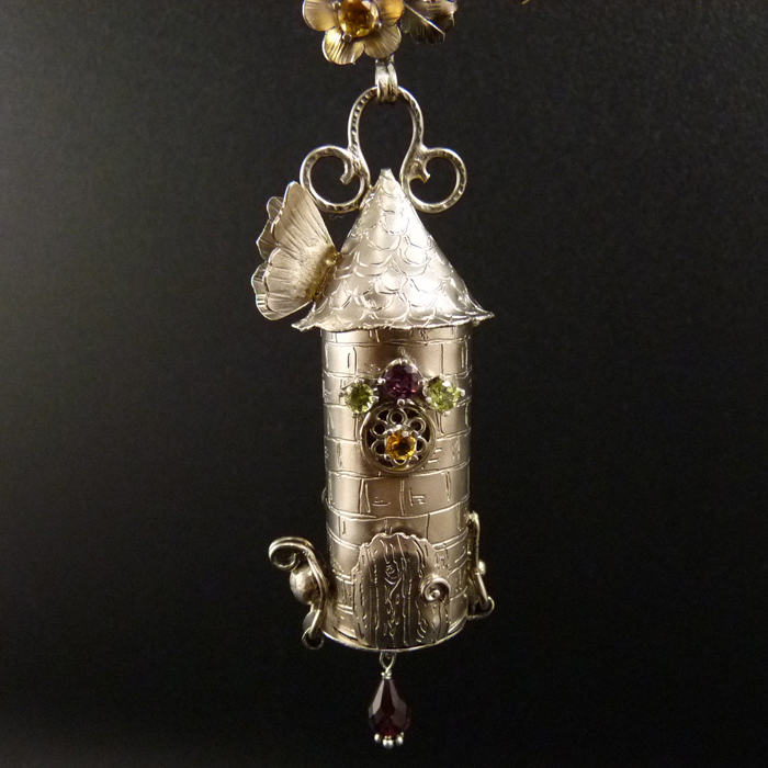 Pod jahodníkem..výjimečný amulet