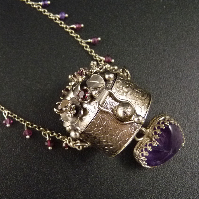 Rozkvetlá vílí krabička..amulet