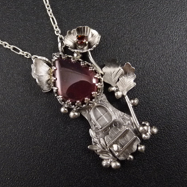 Bydlím v poli máků..amulet