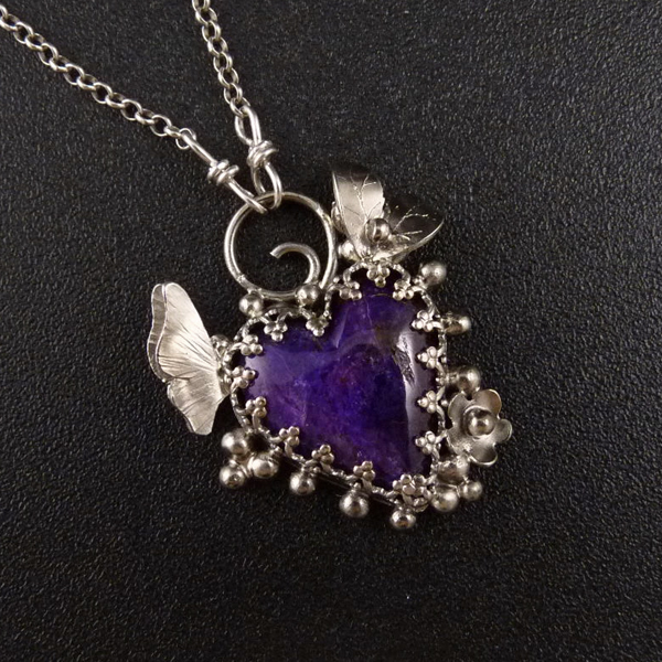 Malé motýlí tajemství IX..amulet