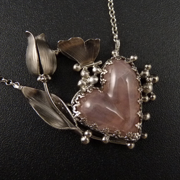 Zbožňuji tulipány, Motýl..amulet