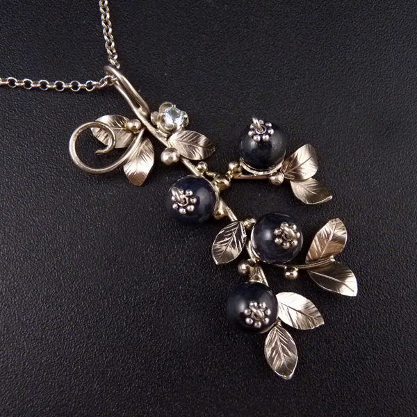 Větvička borůvek..amulet