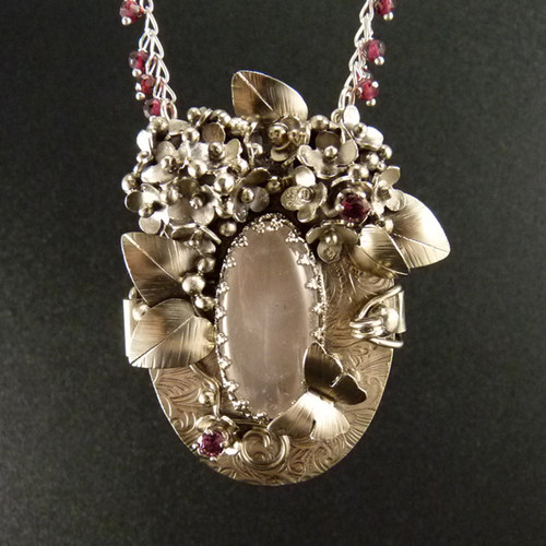 Otevírací medailonek s hortenziemi..