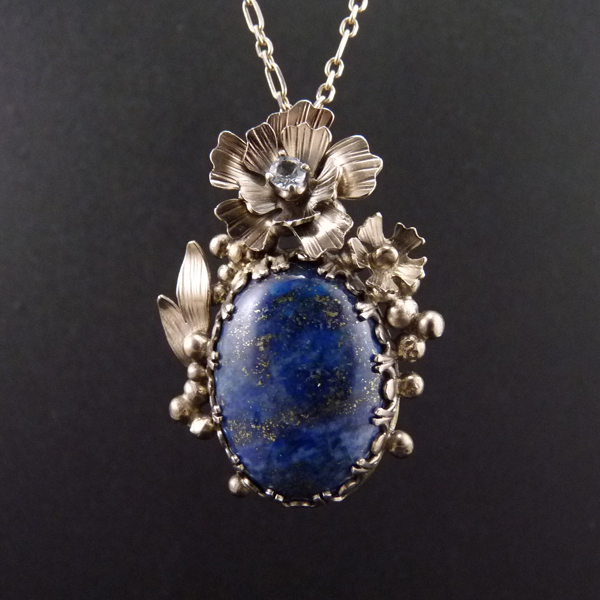 Francouzský chrpový amulet..