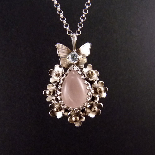 Modrásek v pomněnkách..amulet