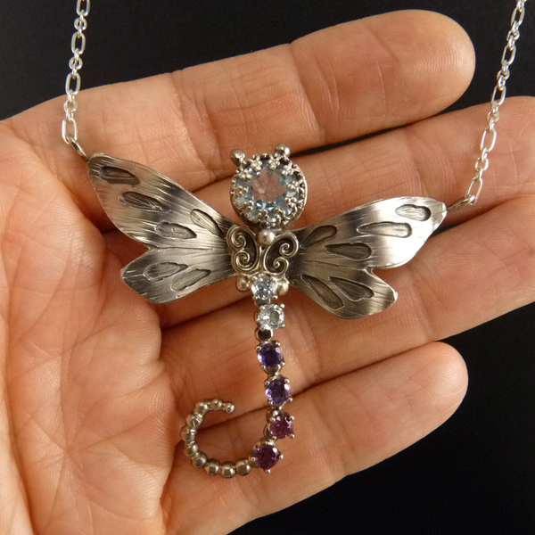 Duhová vážka..amulet