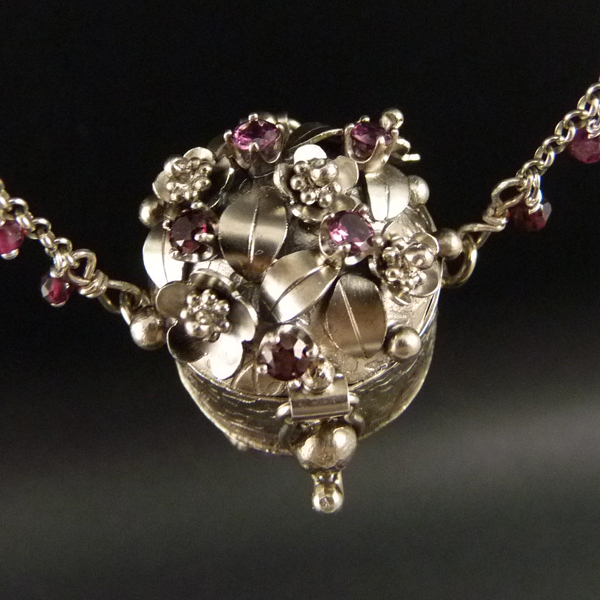 Rozkvetlá vílí krabička..amulet