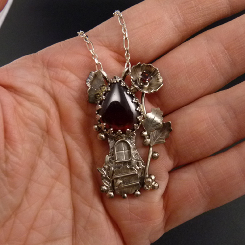 Bydlím v poli máků..amulet