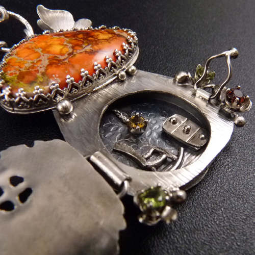 Pod dubem..výjimečný amulet