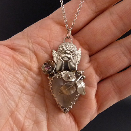Ochránce růžové zahrady..amulet