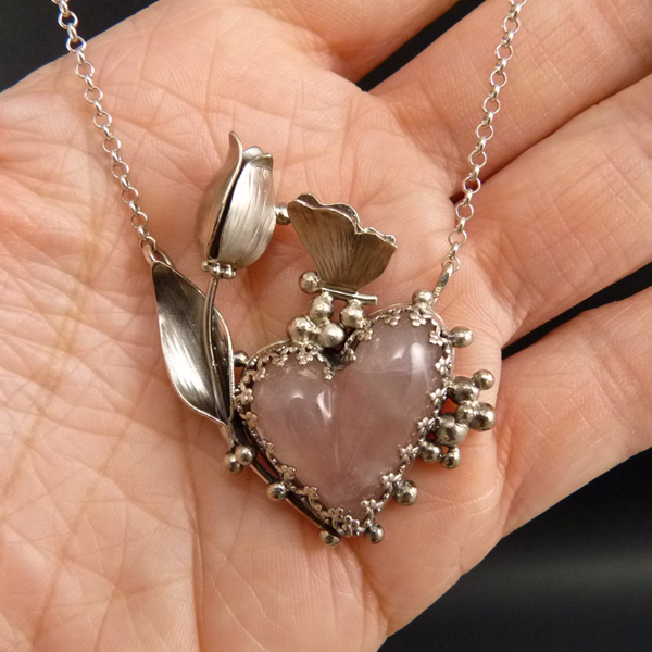 Zbožňuji tulipány, Motýl..amulet