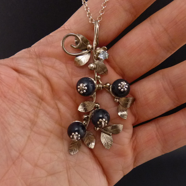 Větvička borůvek..amulet