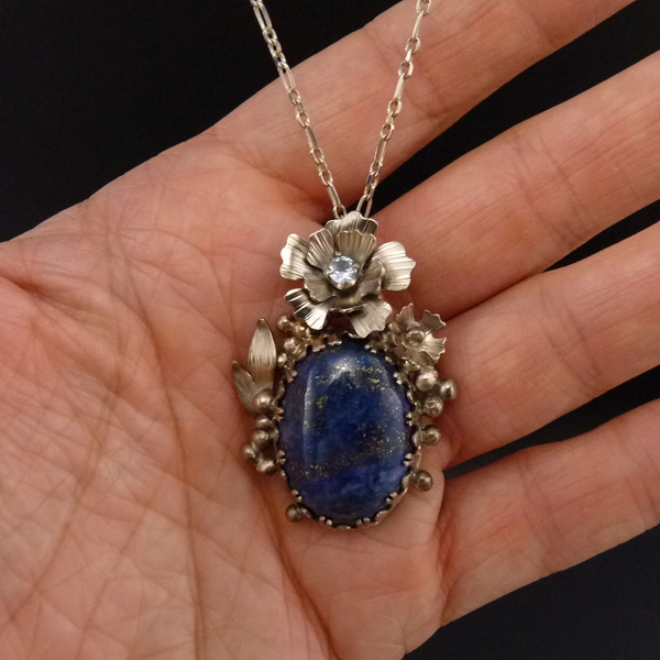 Francouzský chrpový amulet..