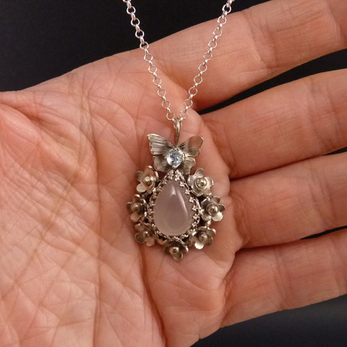 Modrásek v pomněnkách..amulet