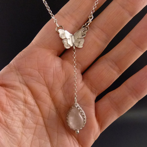 Růžový motýlek..amulet