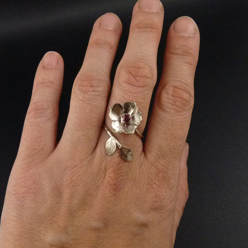 Granátový ibišek..