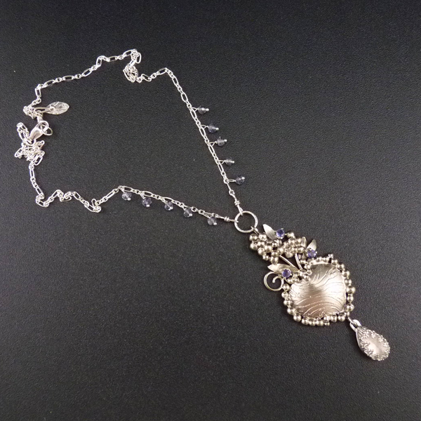 Zbožňované modřence..amulet