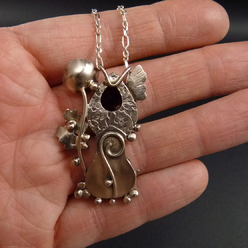 Bydlím v poli máků..amulet
