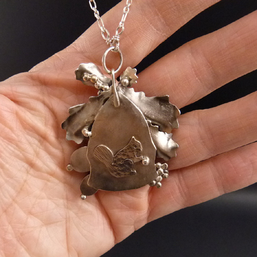 Velký dubový dům..amulet