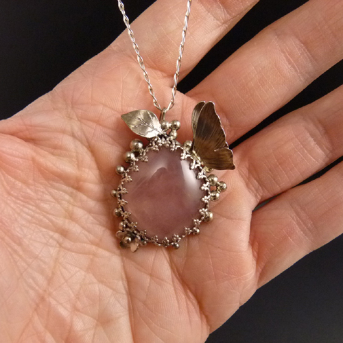 Malé motýlí tajemství VI..amulet