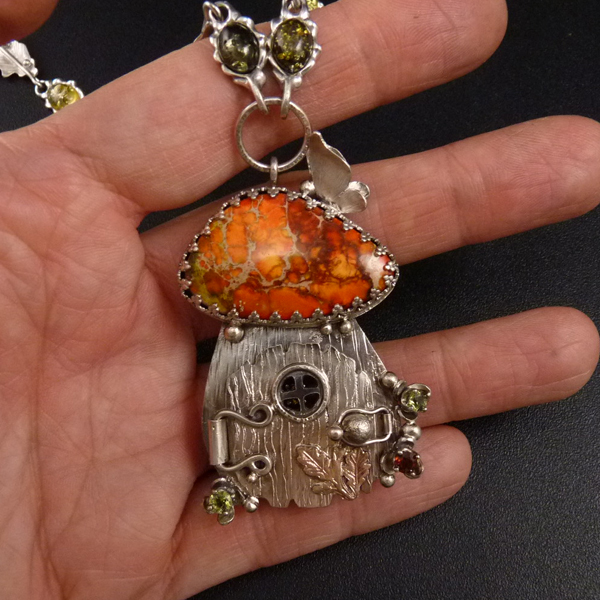 Pod dubem..výjimečný amulet