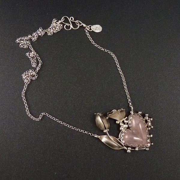 Zbožňuji tulipány, Motýl..amulet