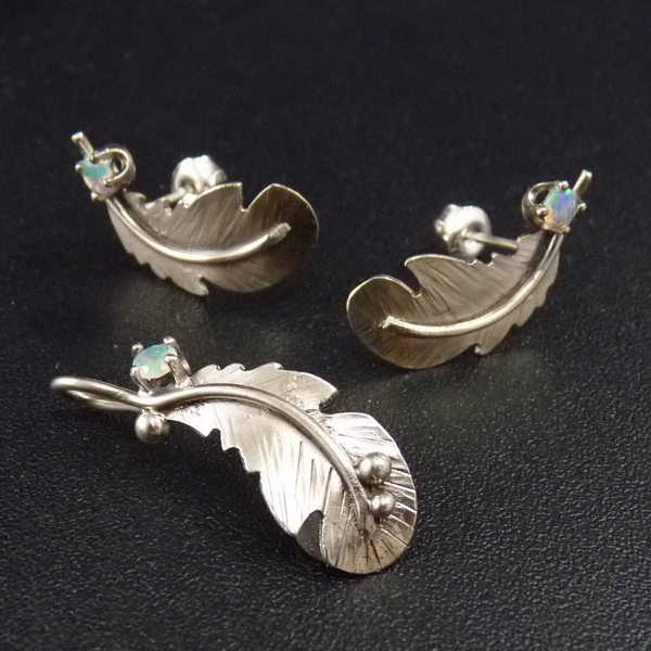 Opálová peříčka..náušničky