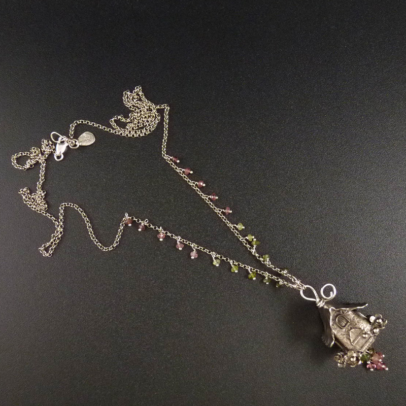 Tady bydlím já, Skřítek..amulet