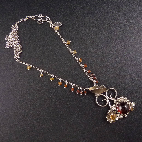 Motýl, co granáty miluje..amulet