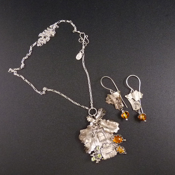 Velký dubový dům..amulet