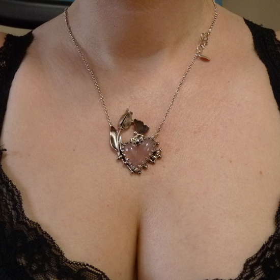 Zbožňuji tulipány, Motýl..amulet
