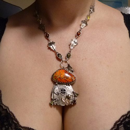 Pod dubem..výjimečný amulet